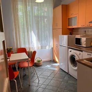 Appartamento 113 In With 2br And 2 Full Bath, Sofia